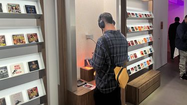 Un cliente compra en la Audible Story House de Nueva York, el 30 de abril de 2026. Esta tienda efímera, denominada librería sin libros, está dedicada exclusivamente a audiolibros.
