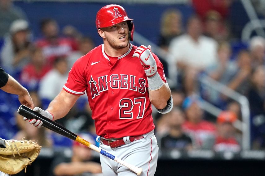 Mike Trout, de los Angelinos de Los Ángeles, se molesta después de que lo poncharan en la cuarta entrada del partido de MLB contra los Marlins de Miami, el martes 5 de julio de 2022.