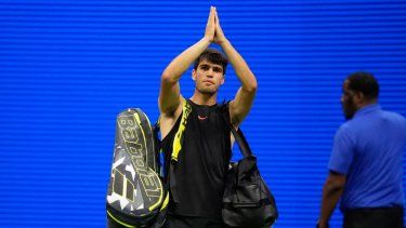 El tenista español Carlos Alcaraz hace un gesto hacia los aficionados tras perder con el holandés Botic van De Zandschulp en la segunda ronda del Abierto de Estados Unidos, el 29 de agosto de 2024, en Nueva York.&nbsp;
