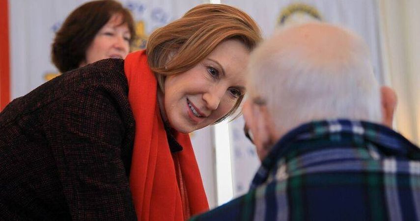 La exejecutiva tecnológica y republicana conversa con un anciano durante su campaña por la nominación para las presidenciales. (Facebook)