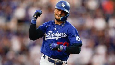 Mookie Betts, de los Dodgers de Los Ángeles, recorre las bases luego de conseguir un jonrón ante los Marlins de Miami, el sábado 19 de agosto de 2023.