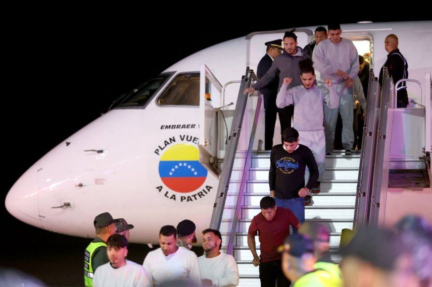 Migrantes venezolanos deportados de EEUU llegan al aeropuerto internacional Simón Bolívar en Maiquetía, Venezuela, el 10 de febrero de 2025.