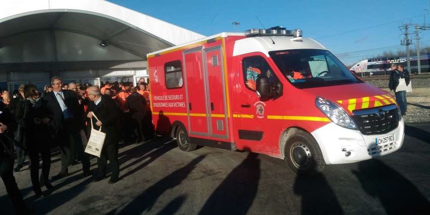 Ambos heridos fueron atendidos en una zona apartada de la recepción, antes de ser evacuados por los bomberos.