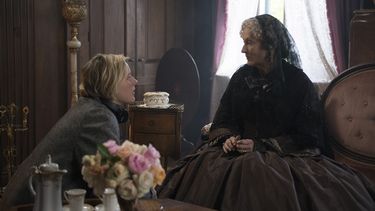 En esta imagen proporcionada por Sony Pictures, la guionista y directora Greta Gerwig, izquierda, y la actriz Meryl Streep en el plat&oacute; de Little Women.&nbsp;