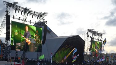 Paul McCartney, músico fundador de los Beatles, toca en la tarima principal del Festival de Glastonbury, en el suroeste de Inglaterra. 
