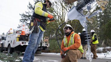 Operarios de PG&E trabajan para restablecer la electricidad en una zona afectada por una tormenta, el 16 de enero de 2024, en Lake Oswego, Oregon.&nbsp;