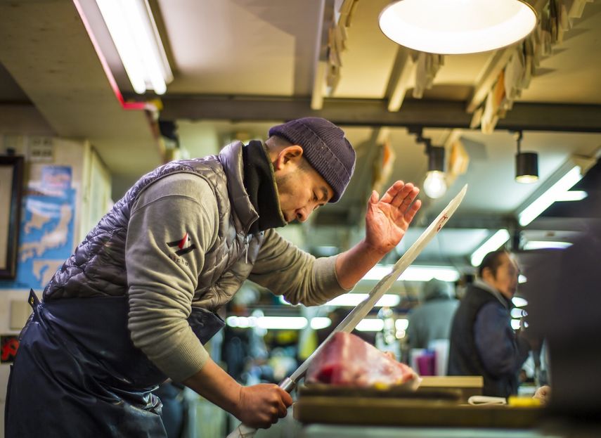 Naotaro Endo, realizador del documental&nbsp;Tsukiji Wonderland,&nbsp;quedó impresionado por el descomunal despliegue logístico que permite que diariamente se venda pescado recién traído de todos los mares del planeta, desde el Mediterráneo hasta e