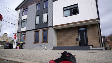 Un zapato deportivo afuera de una casa donde la policía dice que se produjo un tiroteo en Pittsburgh la madrugada del domingo 17 de abril de 2022.&nbsp;