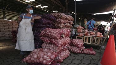 En esta foto del martes 16 de junio en la capital de El Salvador, un vendedor de verduras espera a los clientes en el mercado de La Tiendona d&iacute;as despu&eacute;s de una reapertura luego de tres meses de confinamiento para contener la propagaci&oacute;n del coronavirus.