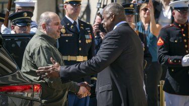 El secretario de Defensa de Estados Unidos, Lloyd Austin, saluda al ministro de Defensa ucraniano, Rustem Umerov, durante una ceremonia en el Pentágono, el martes 2 de julio de 2024 en Washington.&nbsp;