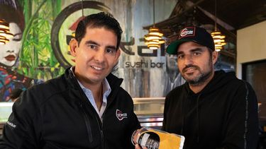 Los empresarios venezolano Jesús León y Jesús Meneses, propietarios de Sokai Sushi Bar, promueven nuevas salsas creadas por el chef del restaurante. 