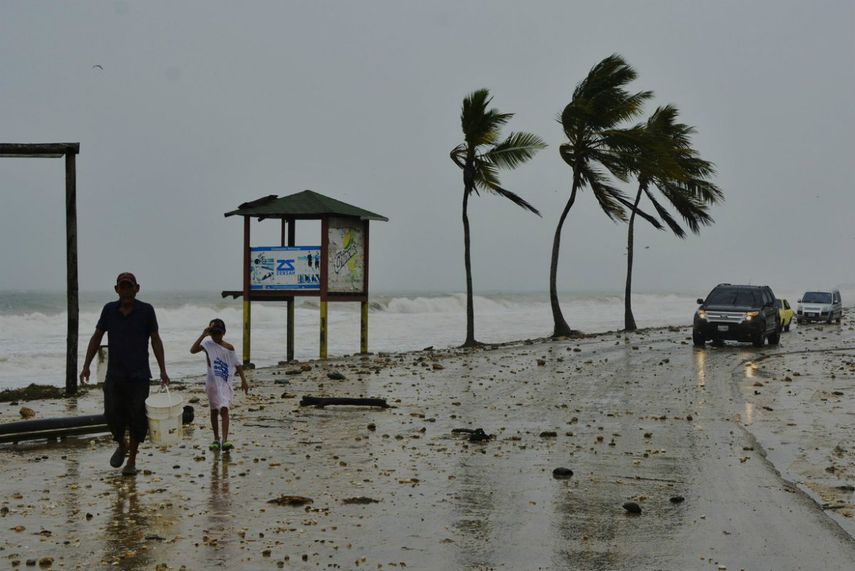 La Zona de La Caracola, ubicada en Margarita, estado Nueva Esparta, quedó inhabilitada para transitar, ya que, está llena de piedras y arena por el paso de la tormenta Bret.