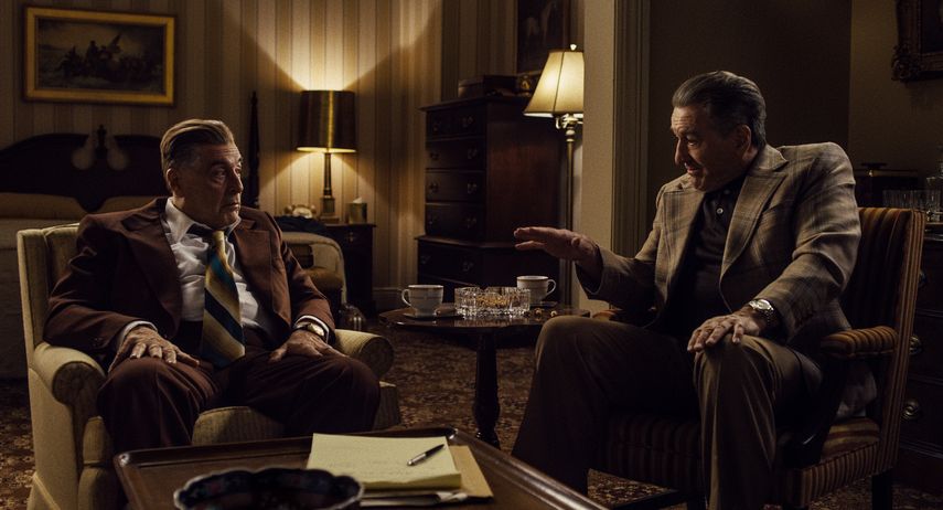 Al Pacino en el papel de Jimmy Hoffa, izquierda, y Robert De Niro como Frank Sheeran en una escena de The Irishman en una fotograf&iacute;a proporcionada por Netflix.&nbsp;&nbsp;