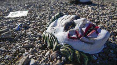 M&aacute;scaras yacen en el suelo en la escena de un tiroteo mortal en Greenville, Texas, el domingo 27 de octubre de 2019.&nbsp;