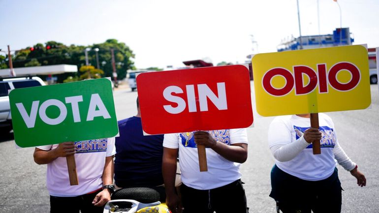 Simpatizantes del candidato opositor a gobernador, Claudio Fermín, sostenían carteles que forman la frase 