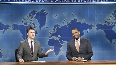 En esta foto del 29 de febrero del 2020 difundida por la NBC, Colin Jost, a la izquierda, y Michael Che durante el segmento Weekend Update del programa de comedia Saturday Night Live en Nueva York.&nbsp;
