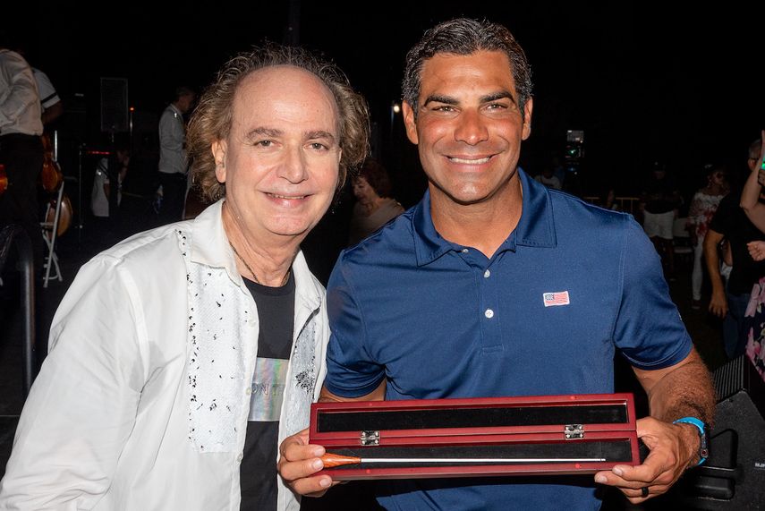 Eduardo Marturet, director de la Orquesta Sinfónica de Miami (MISO), junto al alcalde de la Ciudad de Miami, Francis Suárez.&nbsp;