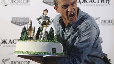 El actor y productor español Antonio Banderas posa para los fotógrafos con una tarta, durante la presentación y preestreno de su último proyecto, la película de animación Justin y la espada del valor, en Moscú (Rusia). EFE/Sergei Chirikov