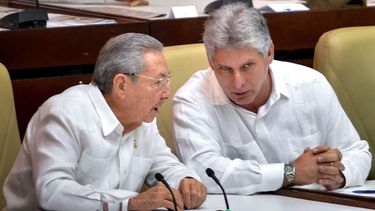 Miguel Díaz-Canel junto a Raúl Castro.
