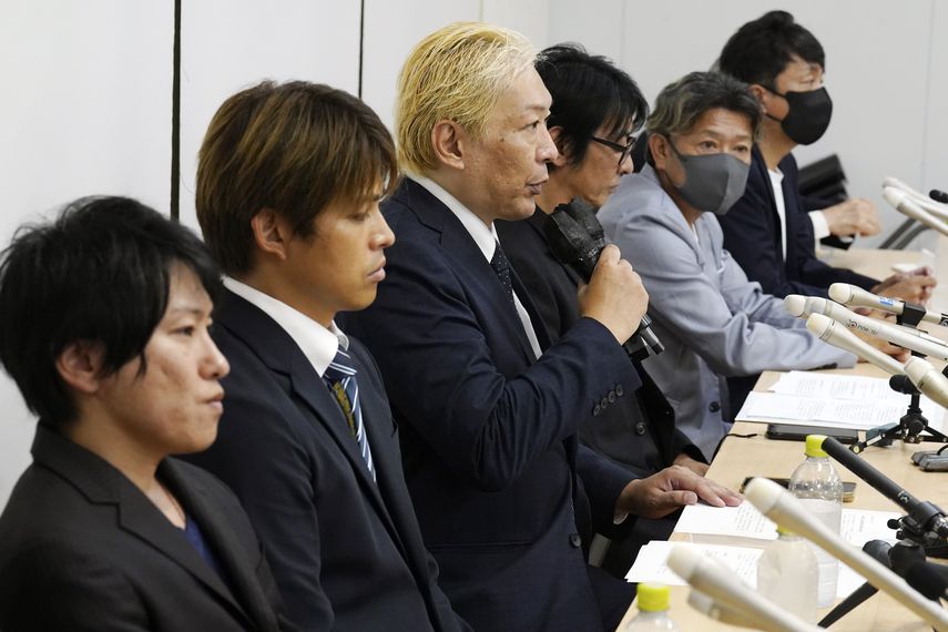 Acusadores y víctimas del productor japonés de agrupaciones de chicos Johnny Kitagawa, señalado por abuso sexual, declaran en una conferencia de prensa en Tokio el lunes 4 de septiembre de 2023.