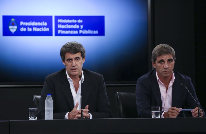 El ministro de Hacienda y Finanzas Públicas de Argentina, Alfonso Prat-Gay (i), encargado hasta ahora de todo el área económica del Gobierno.