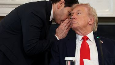 El presidente de Estados Unidos Donald J. Trump junto al jefe de la diplomacia estadounidense, Marco Rubio en un momento que parece ser confidencial.