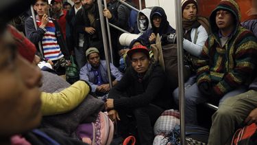 Migrantes centroamericanos de la caravana en el metro de Ciudad de México.