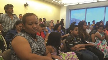 Alma Martínez (izq)asistió a la audiencia de inmigración presedida por los congresistas de la Florida, Joe García y Ed Deutch (Cortesía)