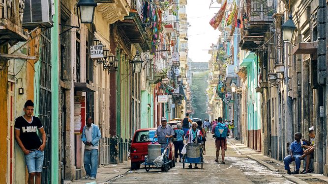 Vista parcial de una calle en La Habana.