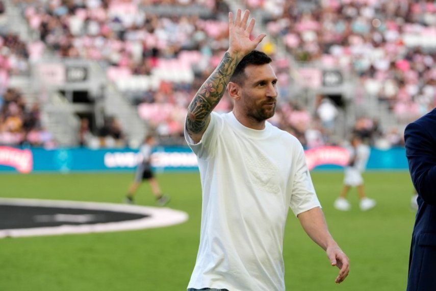 Lionel Messi, delantero del Inter Miami, saluda mientras camina fuera del campo después de recibir un reconocimiento por los 45 trofeos de su carrera, previo al inicio del partido de fútbol en contra del Chicago Fire, el sábado 20 de julio de 2024, en Fort Lauderdale, Florida.