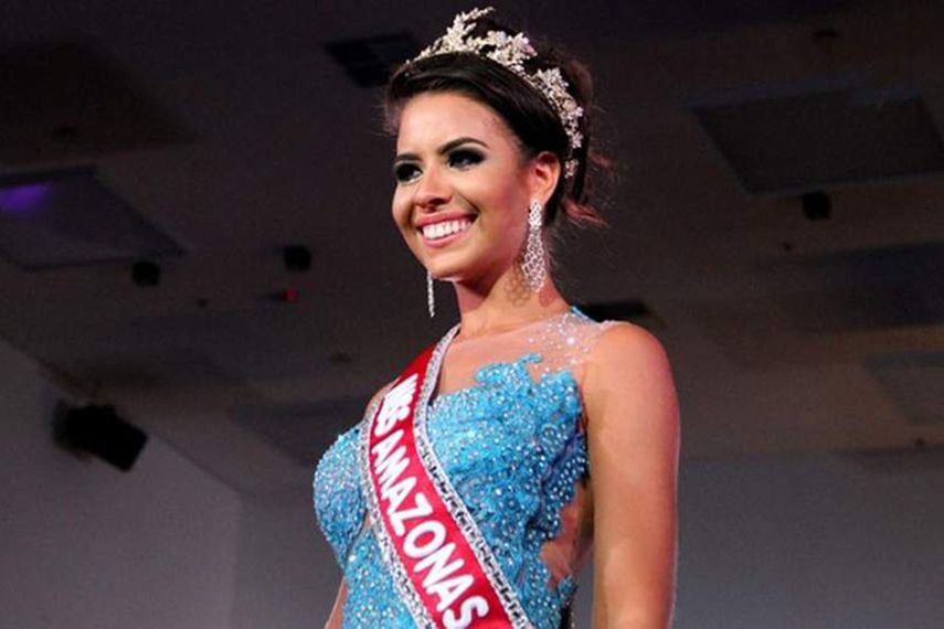 Carol Toledo muestra orgullosa su corona tras recuperarla. (CORTESÍA)