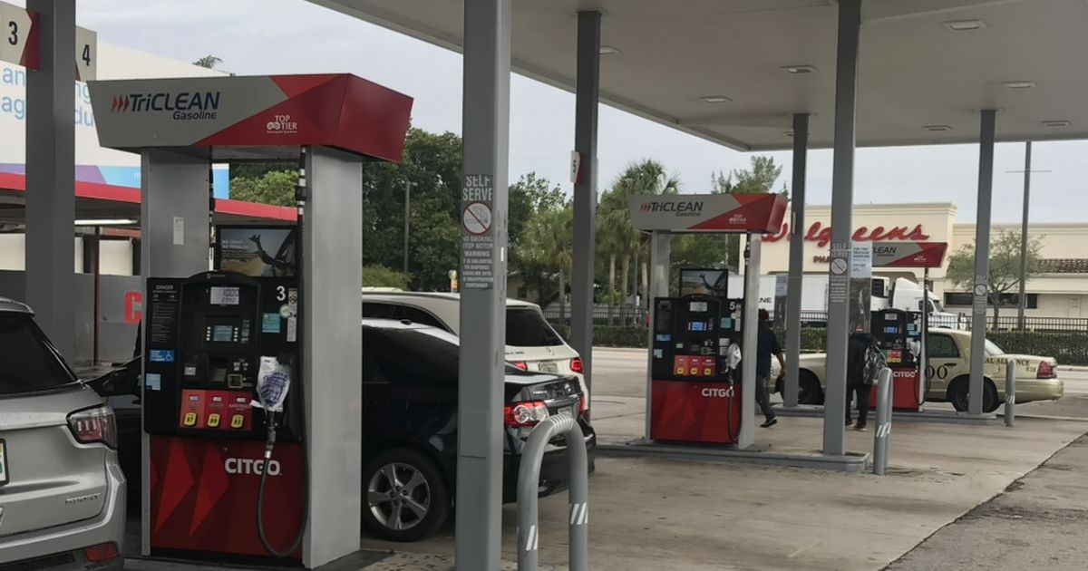 Precio de gasolina en Florida inferior a $3, el nivel más bajo en 17 meses