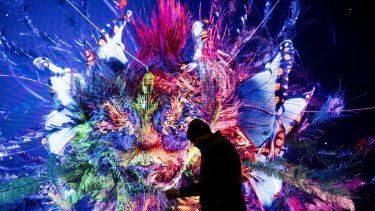 Un hombre pasa ante una pantalla con una imagen generada con inteligencia artificial por el artista Refik Anadol, en el Centro de Congresos donde se celebra la reunión del Foro Económico Mundial en Davos, Suiza, el domingo 14 de enero de 2024.&nbsp;