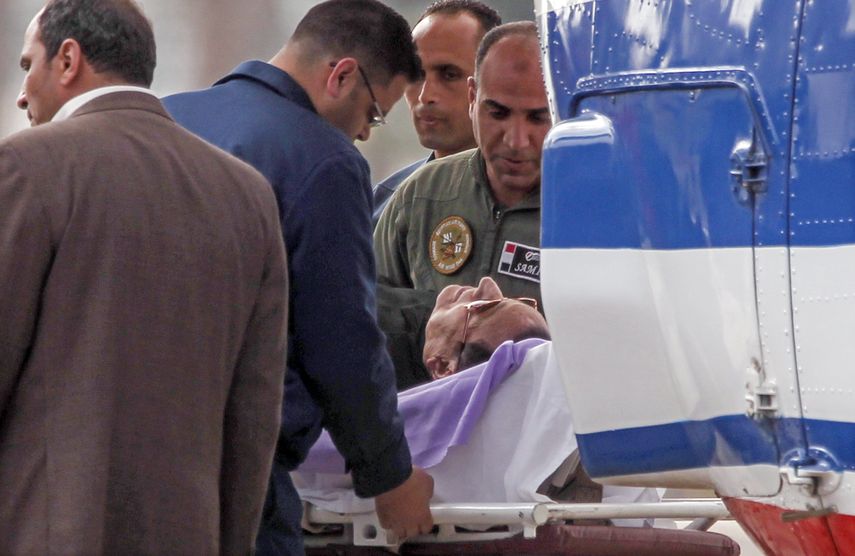 El expresidente de Egipto, Hosni&nbsp;Mubarak, llega en camilla a la Academia de Policía, donde se celebra el juicio contra él por conspirar presuntamente para matar a cientos de manifestantes en 2011 durante las protestas que pusieron fin a su mandato de 30 años, hoy 2 de marzo de 2017, en El Cairo, Egipto. &nbsp;