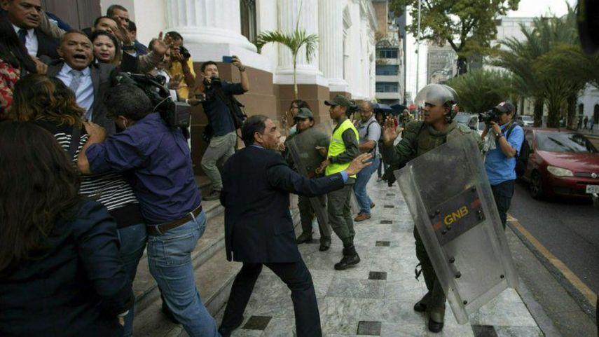 En esta imagen, tomada el 18 de junio de 2019, legisladores de la Asamblea Nacional de Venezuela forcejean con miembros de la Guardia Nacional Bolivariana en el exterior de la sede del organismo, mientras los diputados intentar dar acceso a periodistas, en Caracas, Venezuela.&nbsp;&nbsp;
