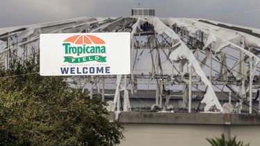 Señalización en la entrada del estacionamiento del estadio Tropicana Field, donde el techo se arrancó durante el huracán Milton el jueves 10 de octubre de 2024, en San Petersburgo, Florida.&nbsp;