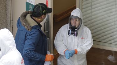 Una empleada de limpieza se lava las manos para prevenir el coronavirus el jueves 12 de marzo de 2020 mientras se prepara para un descanso de su trabajo en el Life Care Center de Kirkland, Washington, cerca de Seattle.&nbsp;