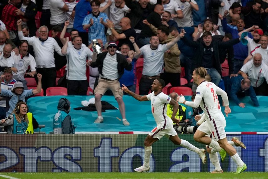 Raheem Sterling festeja tras anotar el primer gol de Inglaterra contra Alemania en el partido de octavos de final de la Euro 2018, el martes 29 de junio de 2021, en Londres