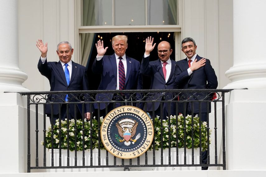 De izquierda a derecha, el primer ministro israel&iacute; Benjamin Netanyahu, el presidente Donald Trump, el canciller de Bahrein Khalid bin Ahmed Al Khalifa y el canciller de Emiratos &Aacute;rabes Unidos Abdullah bin Zayed al-NahyanAbraham, saludando desde el balc&oacute;n del Sal&oacute;n Azul de la Casa Blanca, el martes 15 de septiembre de 2020, en Washington, D.C.&nbsp;