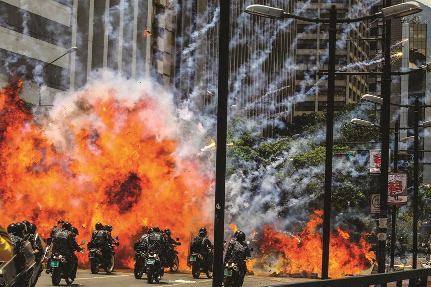 Una explosión envuelve a los cuerpos represivos de Maduro en Caracas.