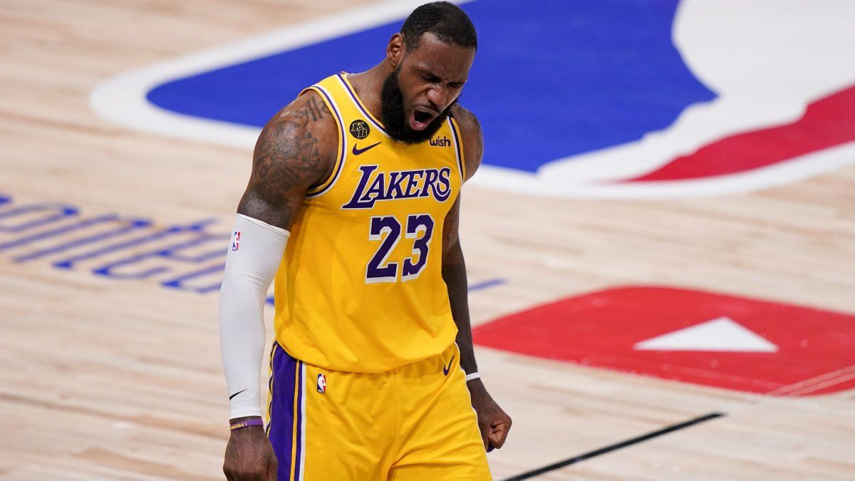 LeBron James extiende su contrato con los Lakers