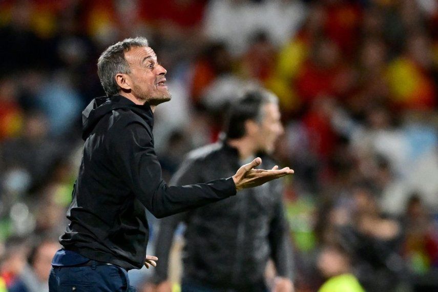 El entonces entrenador de España, Luis Enrique, da indicaciones durante un juego de Liga de Naciones contra Suiza.