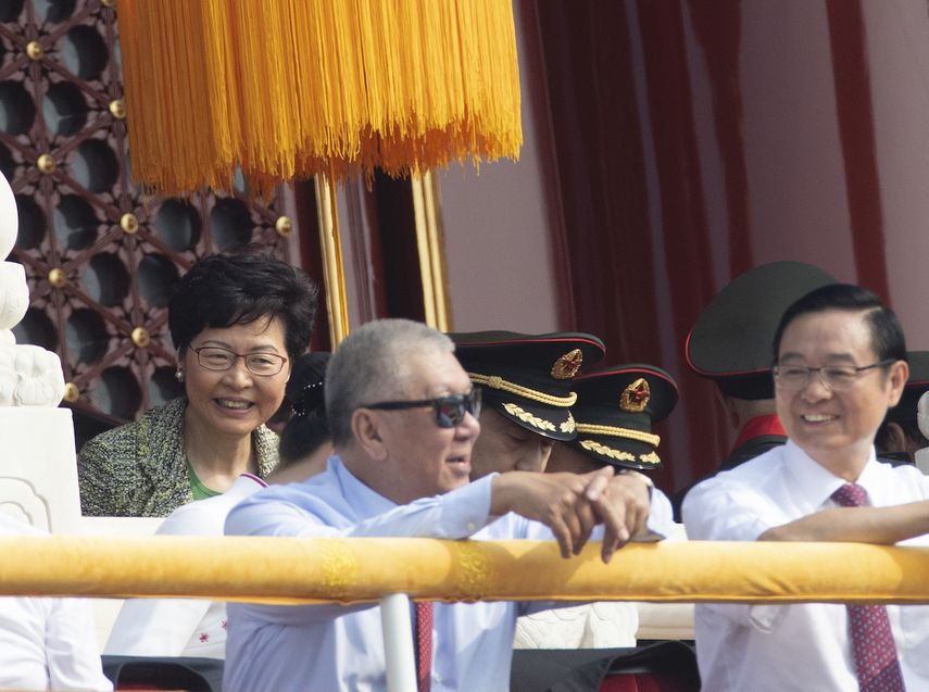 La jefa de gobierno de Hong Kong, Carrie Lam, a la izquierda, asiste a la celebración por el 70mo aniversario de la fundación de la China comunista en Beijing, el martes 1 de octubre de 2019.&nbsp;