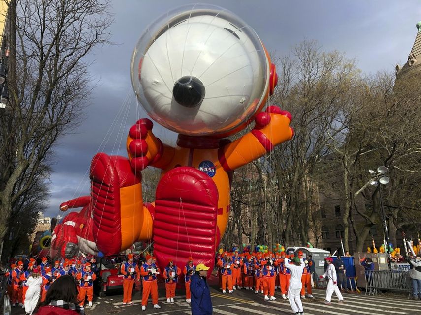 En esta foto de archivo del 28 de noviembre del 2019, el globo de Snoopy al comienzo del desfile anual de Macys del D&iacute;a de Acci&oacute;n de Gracias en Nueva York.