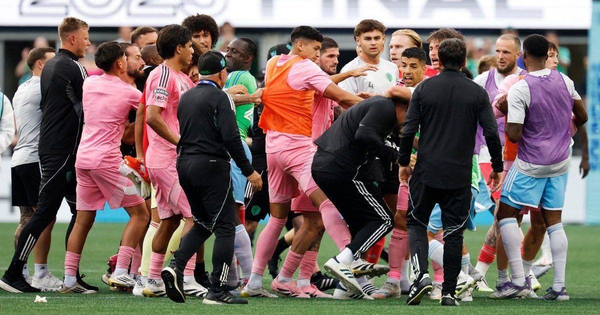 Bochorno durante y después del partido para el Inter Miami: Luis Suárez escupe a un técnico rival