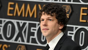 El actor estadounidense Jesse Eisenberg llega a la 75ª edición de los premios Emmy en el Peacock Theatre de LA Live en Los Ángeles el 15 de enero de 2024. &nbsp; &nbsp;