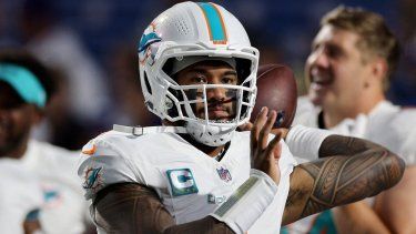 El mariscal de campo de los Dolphins de Miami, Tua Tagovailoa, calienta antes de un partido, el 18 de septiembre de 2025.