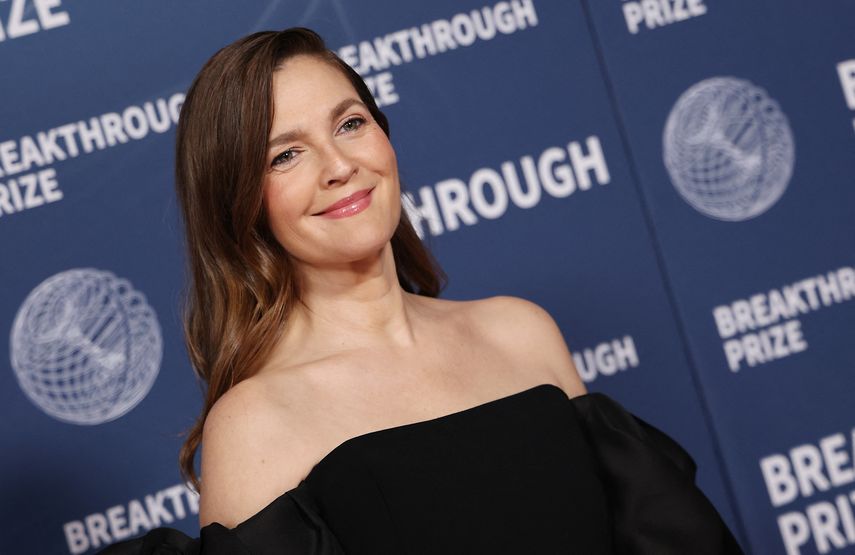 La actriz estadounidense Drew Barrymore asiste a la 11ª ceremonia de los Premios Breakthrough en el Barker Hangar de Santa Mónica, California, el 5 de abril de 2025.