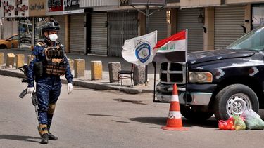 Un polic&iacute;a federal en un punto de revisi&oacute;n cerca de tiendas cerradas para prevenir la propagaci&oacute;n de coronavirus en Bagdad, Irak, el jueves 19 de marzo de 2020.&nbsp;