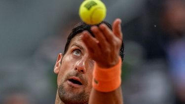 Novak Djokovic saca ante Gael Monfils en el Abierto de Madrid, el martes 3 de mayo de 2022.